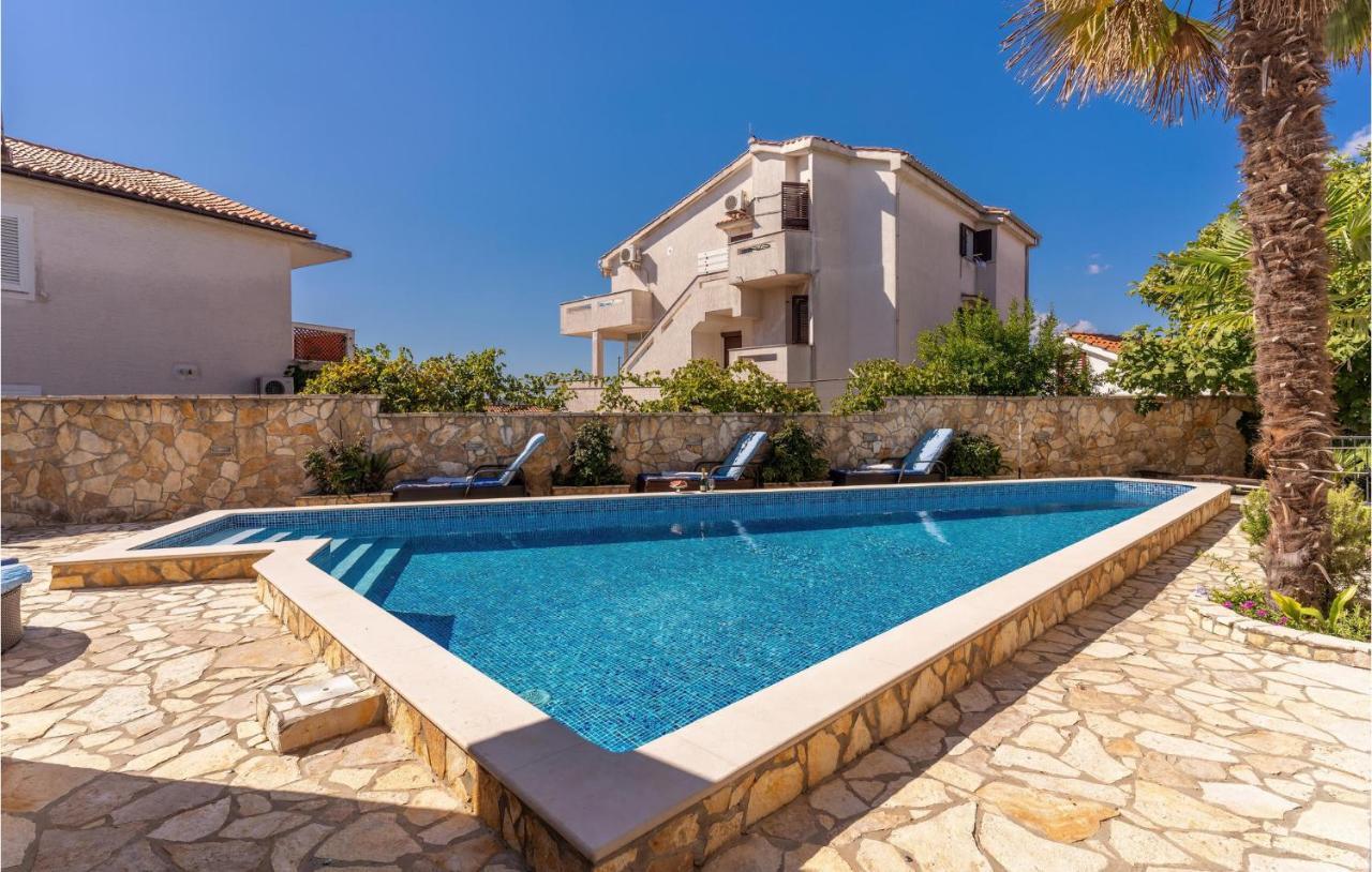 Cozy Apartment In Krk With Kitchen Кърк Екстериор снимка