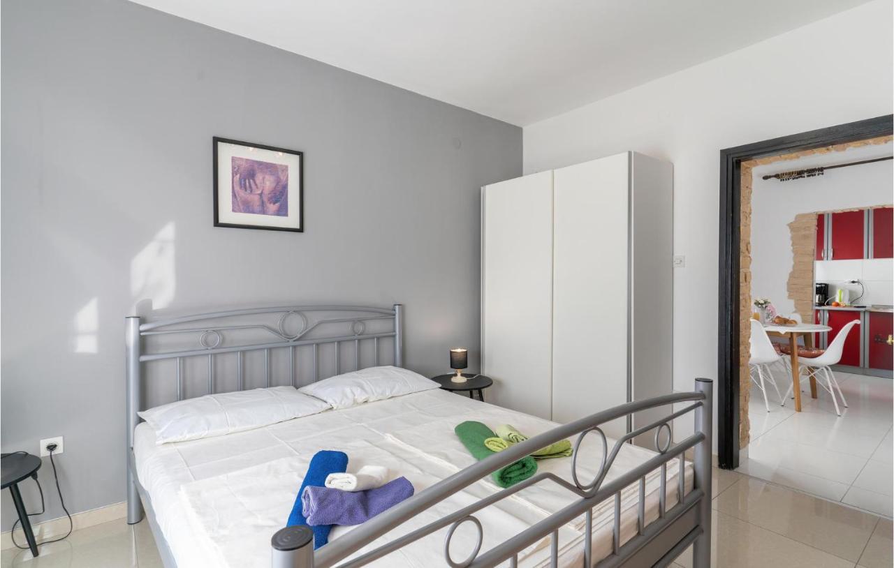 Cozy Apartment In Krk With Kitchen Кърк Екстериор снимка